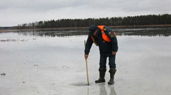 Рыбаки едва не утонули из-за тонкого льда в Тверской области