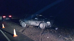 Пожилой водитель «ВАЗа» врезался в металлическое ограждение в Тверской области