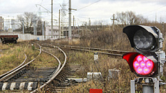 В Тверской области легковушка выехала на ж/д пути перед поездом