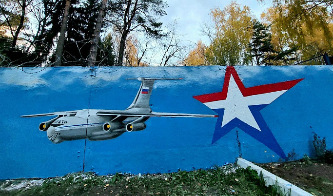 Тверская художница украсила забор военного аэродрома граффити самолета