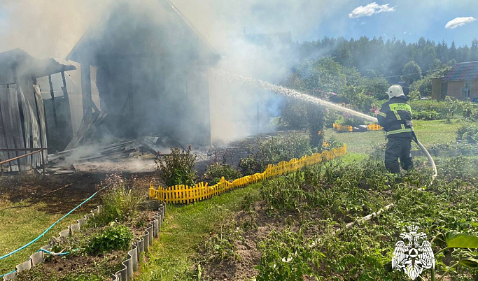 Спасатели потушили пожар в бане в Тверской области