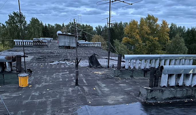 Жители дома в Белом Городке 10 лет живут с протекающей крышей