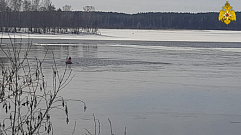 В Тверской области спасли рыбака, который на льдине оторвался от берега
