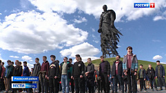 Сводный хор из 400 человек выступил у Ржевского мемориала Советскому солдату