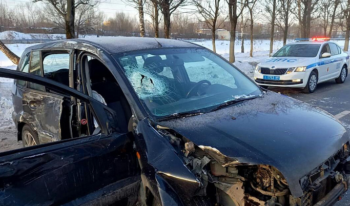 Автомобиль влетел в дерево в Твери, пострадала женщина-водитель