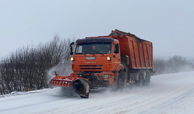 Почти 400 единиц техники расчищает от снега дороги Тверской области