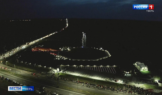 Над Ржевским мемориалом показали световое шоу дронов