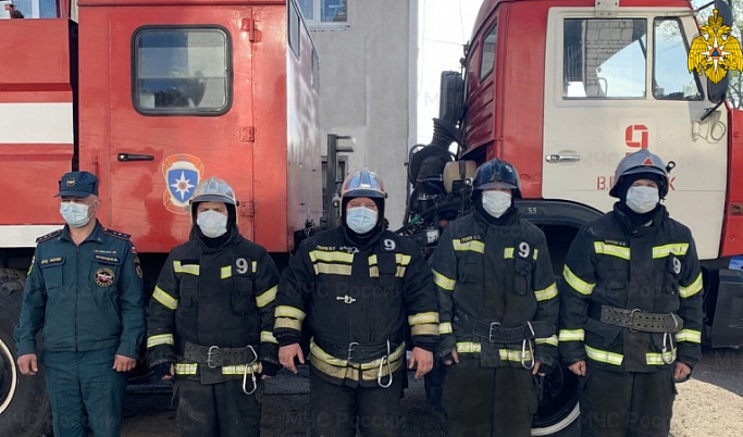 В Тверской области пожарные спасли двух людей из горящей квартиры