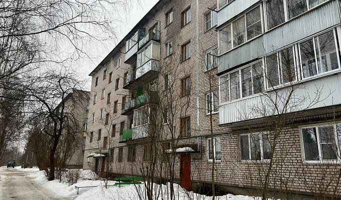 В Тверской области на жильцов падают кирпичи с фасада дома