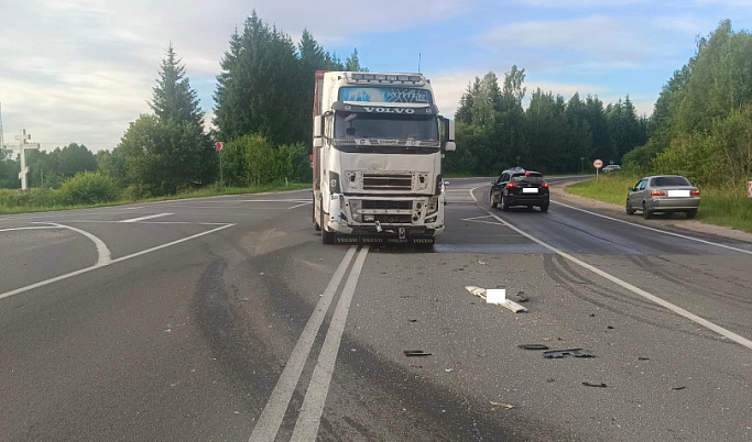 Водитель внедорожника погиб в ДТП с фурой в Тверской области