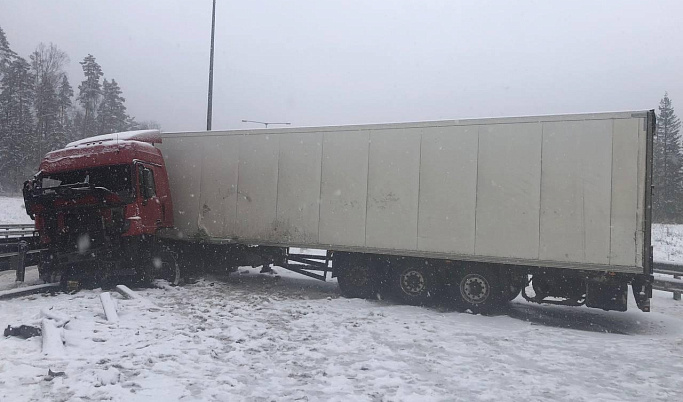 В ДТП на трассе в Тверской области погиб дальнобойщик