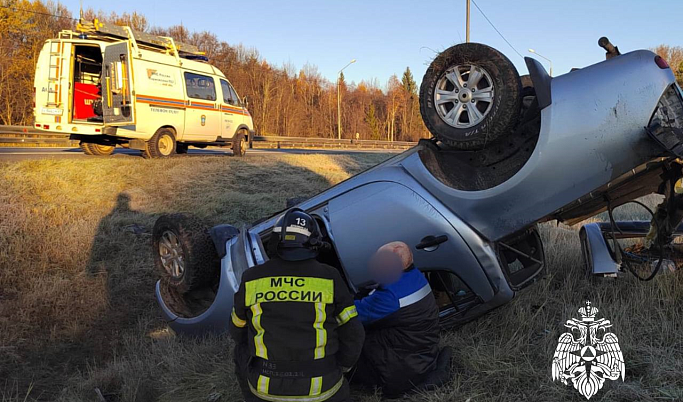 В Тверской области автомобиль вылетел в кювет и перевернулся