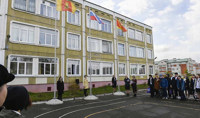 В Тверской области более 200 школ начали неделю с поднятия флага и исполнения гимна России