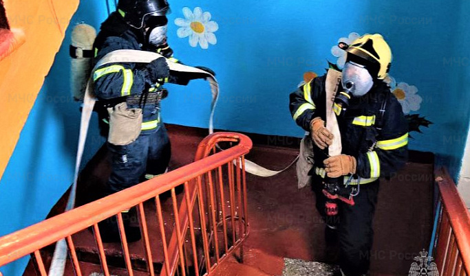 В Твери в школе №36 прошли пожарно-тактические учения
