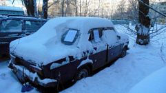 В Твери чиновники принудительно эвакуируют бесхозный автомобиль