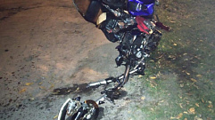 Пьяный мотоциклист не справился с управлением и попал под ВАЗ, есть пострадавшие
