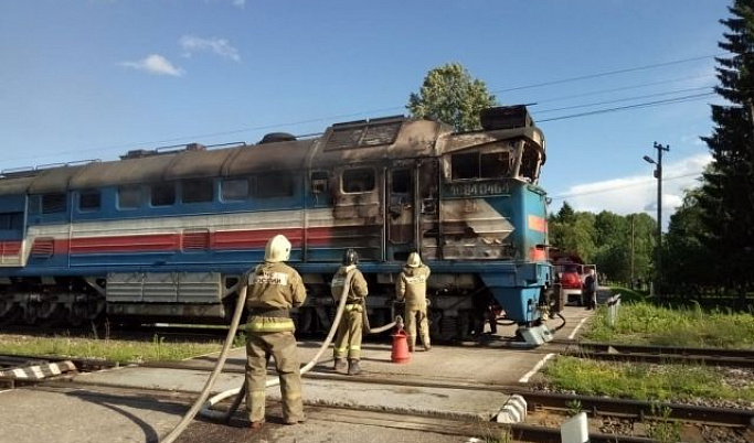 Загоревшийся тепловоз тушили в Тверской области