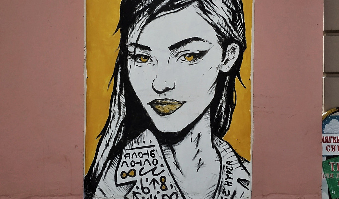 Портрет девушки украсил фасад здания в центре Твери