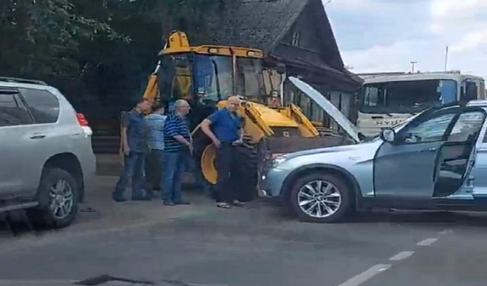 Из-за столкновения трактора с BMW в Твери образуется пробка