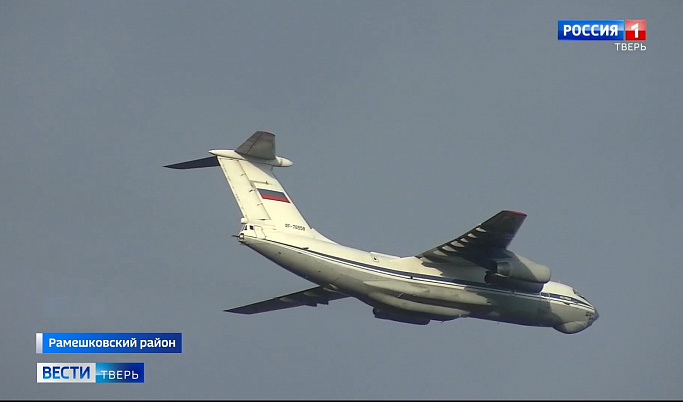 В Тверской области экипажи транспортных Ил-76 отработали бомбометание