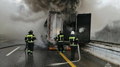 На трассе М-11 в Тверской области загорелся автомобиль
