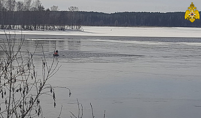 В Тверской области спасли рыбака, который на льдине оторвался от берега