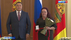 Губернатор Игорь Руденя вручил награды жителям региона в День российского флага 