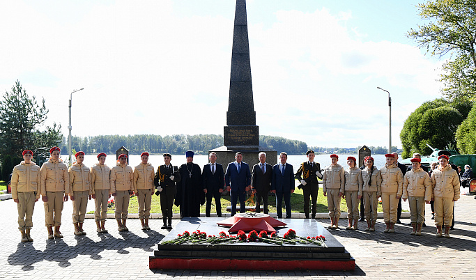 Игорь Руденя в Бологое возложил цветы к мемориальному комплексу «Вечный огонь»