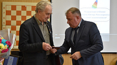 Тренер-шашист Виктор Роберов награжден памятным знаком главы города Твери