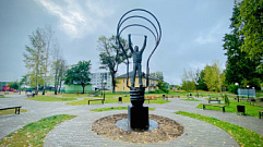 В Тверской области установили памятник в виде человека-в-лампочке