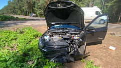 Водителя и пассажира иномарки госпитализировали с места ДТП в Тверской области 