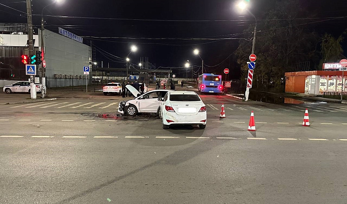 Два Hyundai столкнулись у автовокзала в Твери