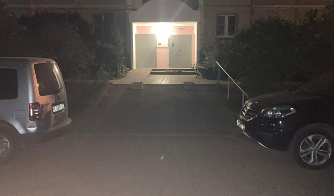 В Твери во дворе дома иномарка сбила 34-летнего мужчину