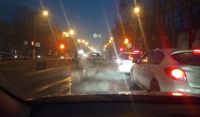 На Петербургском шоссе в Твери автомобиль вновь въехал в бетонный блок 