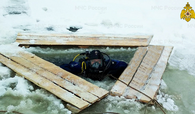 В сети появилось видео погружения водолаза под лёд Волги в Твери