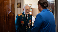 Лидер тверских добровольцев Юлия Саранова побывала в гостях у ветерана ВДВ 