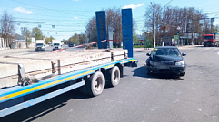 Легковушка «догнала» грузовик на площади Гагарина в Твери