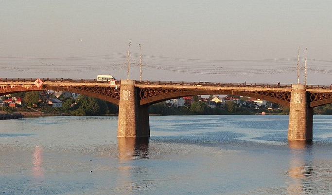 Женщина прыгнула в воду с Нового моста в Твери