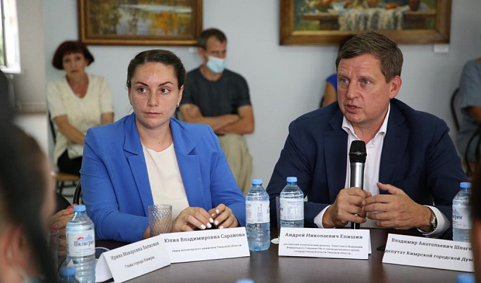Андрей Епишин и Юлия Саранова поддержали многодетную семью Юлии Гиёевой из Кимр, которая могла лишиться квартиры из-за ошибки чиновников