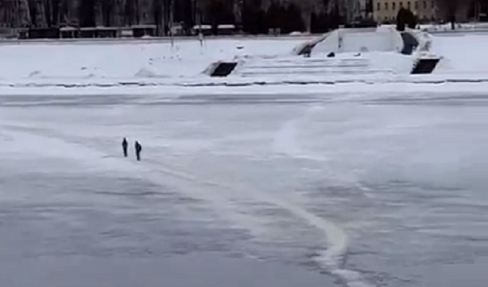 В Твери дети вышли на тонкий лед, рискуя жизнью