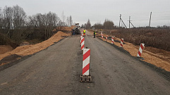 На восстанавливаемом участке дороги в Вышнем Волочке организовали реверсивное движение