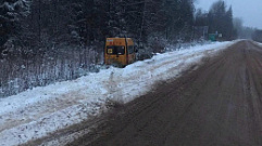 Автобус со школьниками съехал в кювет в Тверской области