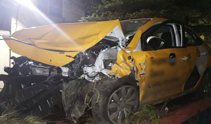 Водитель такси погиб в ДТП в Тверской области