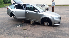 Автомобиль туриста оставили без колёс во Ржеве