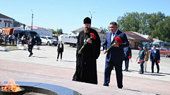 Игорь Руденя возложил цветы к Обелиску Победы в Бежецке
