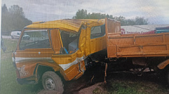 На трассе М-9 в Зубцовском районе столкнулись тягач и грузовик