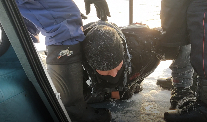 В Тверской области спасли провалившегося на снегоходе под лёд мужчину