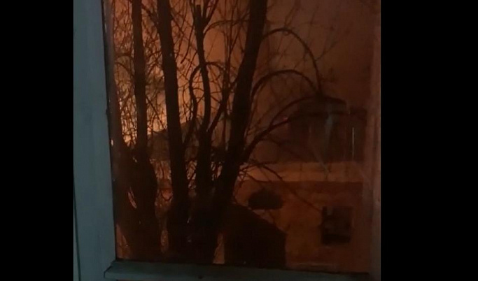Ночью в Твери во Дворе Пролетарки сгорело заброшенное здание