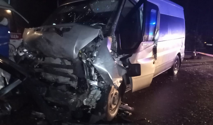 При столкновении машин в Тверской области пострадало более десяти человек