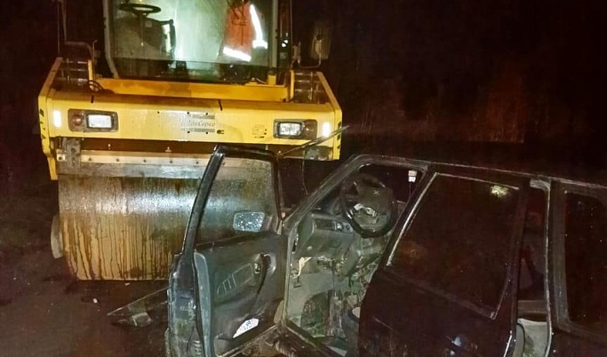 Легковушка влетела в дорожный каток в Тверской области, пострадали два человека